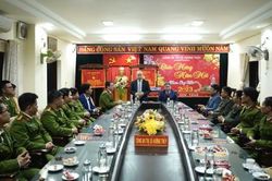 Chính trị - Xã hội Chính trị - Xã hội Phó Bí thư thường trực Tỉnh ủy chúc Tết Công an TX. Hương Thủy