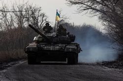 Nga tiến công mạnh mẽ, Mỹ khuyên Ukraine chờ vũ khí hạng nặng