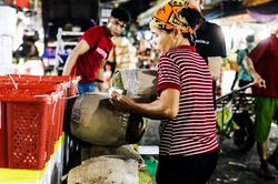 Phận cửu vạn kéo hàng xuyên đêm đông giá rét, vẫn lo cái Tết thiếu bánh chưng