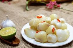 Bác sĩ hướng dẫn người bệnh dạ dày cách ăn dưa hành muối ngày Tết
