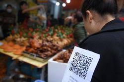 Quét mã QR code mua gà ngậm hoa hồng ở 'chợ nhà giàu' ngày 30 Tết