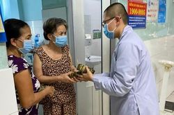 Nhà sư xuyên đêm làm bánh tét tặng bệnh nhân nghèo ăn Tết