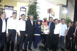 Bí thư Tỉnh ủy Quảng Nam thăm, tặng quà công nhân môi trường đô thị