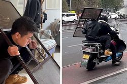 Cứu người đàn ông Trung Quốc bị kẹt vào khung cửa sổ
