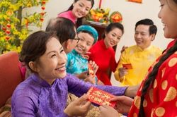 Trẻ nhận lì xì, không khí bỗng gượng gạo chỉ vì 1 sai lầm của người lớn