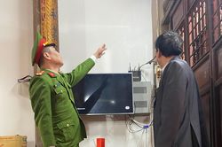 Du xuân đầu năm ở nơi thờ tự người dân cẩn trọng hỏa hoạn