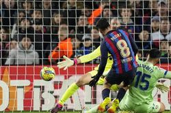 Barca chật vật hạ Getafe, Real bám đuổi kịch tính