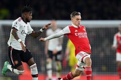 Mới đá 15 phút, tân binh của Arsenal đã được 'tâng lên mây xanh'