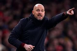 MU thua ngược Arsenal phút chót, Erik ten Hag nổi điên với hàng thủ
