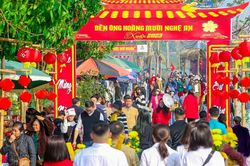 Hàng nghìn du khách đến các điểm du lịch tâm linh ở Nghệ An trong ngày đầu năm mới