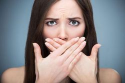 4 cách chữa trị hơi thở có mùi hiệu quả