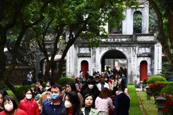Người dân đổ về Văn Miếu - Quốc Tử Giám xin chữ đầu năm