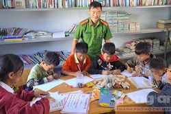 Thư viện làng của Trưởng Công an xã