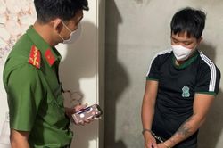 Khởi tố 2 người tàng trữ trái phép pháo nổ ở Bình Dương