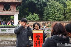 Người dân Hà Nội rộn ràng đi xin chữ ngày mùng ba Tết