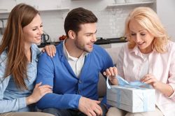 Cách giúp bạn có kỳ nghỉ Tết bình yên cùng bố mẹ chồng