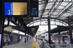 Một nhà ga ở Paris phải đóng cửa do hành vi phá hoại