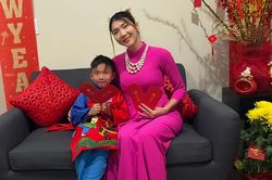 Sao Việt đón Tết ở nước ngoài: Người tự tay bày biện mâm cúng, người dạy con nét văn hóa ngày xuân