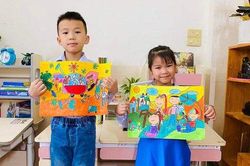Em bé khéo tay vẽ lịch và tranh tặng ông bà ngày Tết