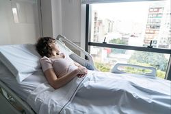 Bé gái 12 tuổi có khối u lớn trong buồng trứng