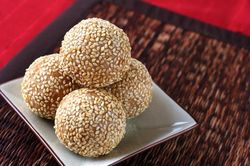 Tự làm bánh mè chiên giòn cho dịp Tết