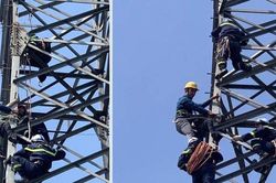 Người phụ nữ 63 tuổi trèo lên cột điện cao thế cao 25m