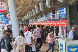 Sân bay Tân Sơn Nhất đón lượng khách cao kỷ lục trong ngày mùng 4 Tết