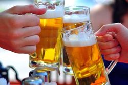 Rượu bia kéo dài nguy cơ viêm tụy cấp 'hỏi thăm'