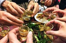 Uống rượu, bia quá chén gây hại cho gan thế nào?