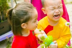 Biểu cảm đáng yêu của cặp song sinh nhà Hồ Ngọc Hà diện áo dài Tết trong biệt thự 30 tỷ