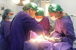 Xuyên Tết cứu người đàn ông nguy kịch do vỡ khối u gan