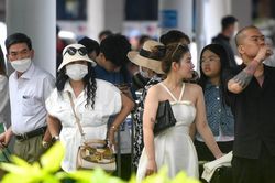 Hàng dài người chờ bắt taxi ở sân bay Tân Sơn Nhất ngày mùng 5 Tết