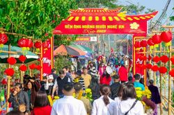 Du khách nhộn nhịp dâng hương cầu may tại Nghệ An