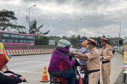 CSGT tiếp tục hỗ trợ người dân quay lại làm việc sau Tết