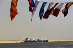Kênh đào Suez doanh thu kỷ lục 8 tỷ USD năm 2022