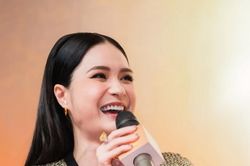 Đoàn Di Băng bị 'bóc' sau khi tuyên bố tặng 10 viên kim cương cho khán giả xem phim may mắn