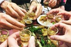 Bốn sai lầm khi sử dụng rượu ngày Tết