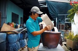 Thổi hồn vào gốm đen, mang đậm tình người, tình đất