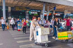 Sân bay Tân Sơn Nhất đông kỷ lục đón hơn 137.000 lượt hành khách trong ngày mùng 4 Tết