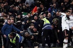 Ăn mừng 'quá đà', CĐV Man Utd làm đổ cả biển quảng cáo