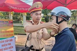 Những món quà nhỏ ấm lòng người dân trên QL14