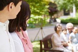 Sau bữa cơm, nhìn mẹ chồng thở dài mà tôi chỉ biết coi như không thấy gì