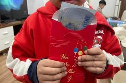 Bố mẹ nói đùa 'con là lao động chính', trẻ đi đòi tiền lì xì khắp nơi