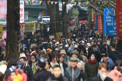 Dòng người chen chúc đi hội chùa Hương ngày khai hội