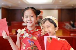 Cặp song sinh Trung Quốc thắng kiện cha 2.500 USD tiền lì xì