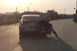 Quảng Ninh: Ô tô sang đường chần chừ bị xe máy đi ẩu đâm trúng đuôi