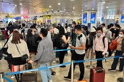 Lượng khách qua sân bay Tân Sơn Nhất, Nội Bài liên tục phá đỉnh