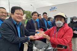 Động viên công nhân, lao động trong ngày làm việc đầu năm mới