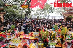Phủ Tây Hồ đông nghịt người, không còn chỗ đặt lễ trong ngày mùng 6 Tết
