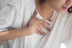 5 dấu hiệu chứng tỏ ung thư phổi đã 'tấn công' cơ thể, nhanh chân đi khám ngay